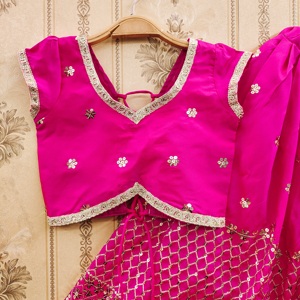Conjunto de Lehenga Choli de Diseñador para Niñas, Color Rosa, Completamente Cosido, de Poliéster, Largo hasta el Suelo, con Lentejuelas Bordadas para Bodas y Fiestas - Product Image 3