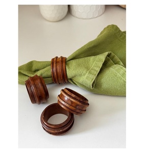 Anneau de serviette en bois artistique, conçu pour rehausser les thèmes de table festifs avec une belle apparence en bois naturel - Product Image 5