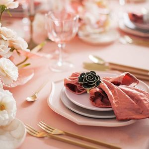 Vente en gros de ronds de serviette en métal noir design rose pour la Saint-Valentin, Noël, mariage, décoration de table à manger au meilleur prix - Product Image 5