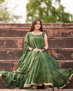 Salwar Kameez de créateur de style traditionnel indien pakistanais, avec grandes volants et fronces, et magnifique dupatta en faux Georgette épaisse, couleur soleil. - Product Image 3
