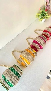 Diseñador Dholak Apertura de doble cara Sling Potli Bolsas Favores DE BODA Regalos de damas de honor para Haldi Mehendi Día de San Valentín Diwali - Product Image 4
