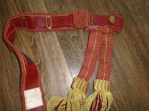 Faja de cintura OEM dorada y granate, faja de hombro personalizada, venta al por mayor, faja ceremonial dorada y carmesí, borlas con accesorios de latón - Product Image 3