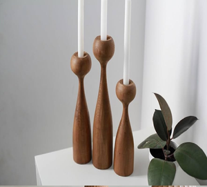 Lot de deux bougeoirs piliers en bois naturel au design cannelé sculpté moderne, incrustation en laiton, disponibles au prix de gros - Product Image 3