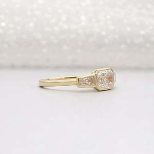 Bague de fiançailles à trois pierres en diamant certifié IGI, style émeraude, East West - Product Image 4