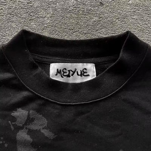 Camiseta de manga larga con doble capa y logo bordado personalizado, camiseta de gran tamaño recortada con pedrería y estampado desgastado - Product Image 3