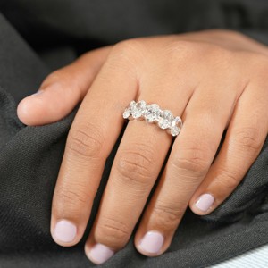 Bague de fiançailles et de mariage classique en or blanc avec cinq pierres, diamant ovale taille brillant, bijoux en or blanc massif pour soirée - Product Image 2