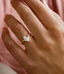 Anillo de Compromiso con Diamante Cultivado en Laboratorio de 1 Quilate, Corte Princesa, Certificado IGI, Piedra Central, Elegante Engaste de Medio Bisel, Elaborado en Oro Sólido de 14 Quilates - Product Image 1