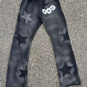 Streetwear personnalisé Écusson de détresse Ensemble pantalon de survêtement évasé et sweat à capuche délavés à l'acide Survêtements à capuche avec fermeture éclair Ensemble de survêtement pour hommes - Product Image 4