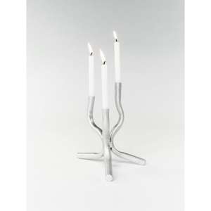 Hermoso portavelas de aluminio hecho a mano con elementos decorativos de primera calidad y acabado antiguo para un estilo de decoración rústica - Product Image 3