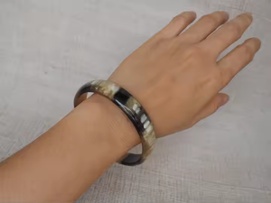 กำไลเขาควายทำมืออุปกรณ์เสริมแฟชั่นที่ยั่งยืนเป็นมิตรกับสิ่งแวดล้อมที่สง่างามโดยงานฝีมือเสี้ยว - Product Image 3