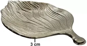 Plateau métallique moderne contemporain Plat à feuilles en aluminium argenté Plateau décoratif de Noël unique Techniques artisanales - Product Image 5
