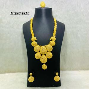 Conjunto de collar de diseñador para mujer Chapado en oro Un gramo Todo tipo Nuevo diseño de moda Estilo clásico Caja de patrón de flores de latón - Product Image 1