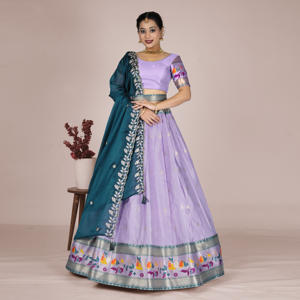 ชุดเลเฮนกาโชลีผ้าไหมบานาราซีงานฝีมือประณีต พร้อมขอบผ้าทอลวดลายสีสันสดใส และผ้าคลุมไหล่ทรงสวยสง่าสำหรับงานแต่งงาน - Product Image 3