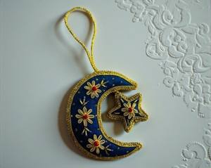 Decoración Colgante Tradicional de Luna y Estrella Zari, Adorno de Tela Bordado a Mano con Cuentas de Primera Calidad para Uso Festivo, Regalos y Exportación - Product Image 3