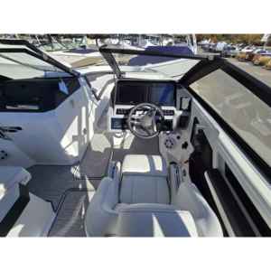 Bateau de catégorie Premium Cobalt R8 2025 - Product Image 4