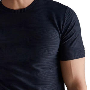 เสื้อยืดทรงเข้ารูปกล้ามเนื้อสีดำของผู้ชายผ้าโพลีเอสเตอร์ผสมสีดำ - Product Image 2