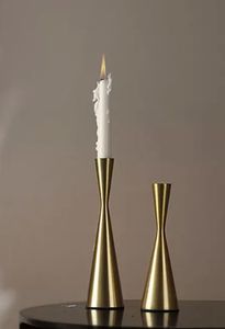 Soporte cónico de metal hecho a mano para mesa de comedor diseñado para añadir un ambiente elegante y un efecto de iluminación sofisticado - Product Image 2