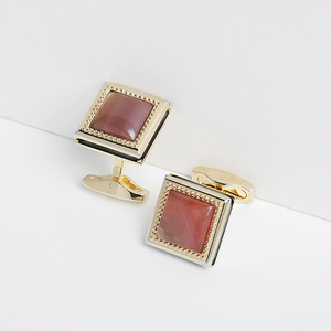 Une paire de boutons de manchette plaqués or 18 carats pour hommes, ornés de pierres précieuses Fengshui en agate rouge (MSDADO004) de la collection Tinh Vu - Product Image 4