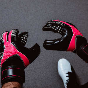 Nouvelle arrivée Gants de gardien de but en cuir de haute qualité à bas prix Offre Spéciale conception de protection des doigts Gants de football - Product Image 2