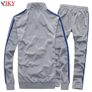 Nuevo chándal deportivo personalizado con cremallera, franjas laterales, color gris sólido y ecológico para hombre. - Product Image 2