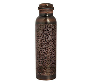 Bouteille d'eau en cuivre pur avec motif gravé pour le bien-être au bureau et les avantages ayurvédiques. - Product Image 1