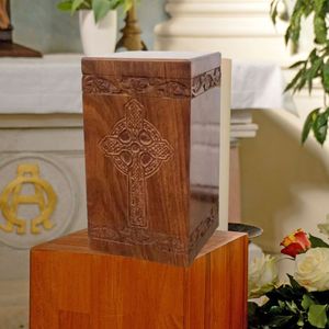 Urna de cremación ecológica de bambú/madera de estilo europeo de 250 libras para cenizas humanas y mascotas con bolsa de satén y diseño cruzado grabado - Product Image 6