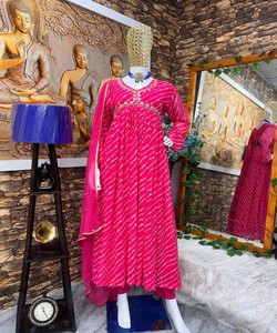 Diseñador Heavy Faux Georgette Full Flair Ruffle Work Gown Bottom con Dupatta Precio al por mayor Fabricación de prendas de vestir étnicas Gharara - Product Image 2