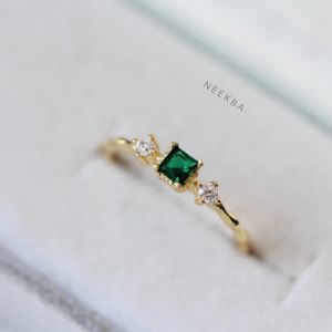 Anillo de oro sólido de 14K con diseño británico hecho a mano, anillo de diseño delicado minimalista, uso diario, anillo de oro, reemplazo de piedras preciosas disponible - Product Image 1