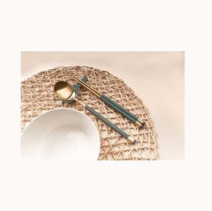 Table à manger moderne avec logo personnalisé, longue et fine poignée gris verdâtre, ensemble de couverts élégants en acier inoxydable de luxe plaqué or royal - Product Image 1