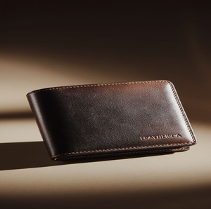 Cartera marrón con un diseño único de costuras en zigzag en la parte delantera. Disponible a precio de mayorista. - Product Image 2