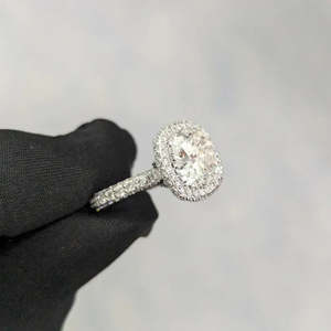 Bague de fiançailles halo en diamant de laboratoire certifié IGI 5,60 carats, taille coussin carrée, couleur D-E-F, clarté VVS - Product Image 6