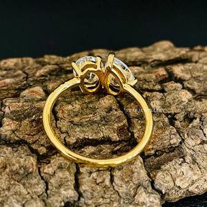 Anillo de Compromiso Toi Et Moi de Oro Sólido de 14K con Diamante Moissanita Cristiano de Corte Ovalado - Product Image 4