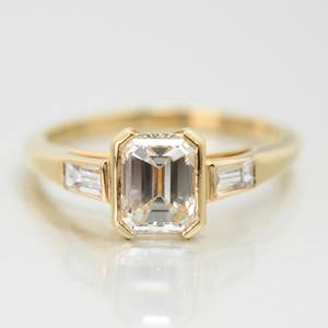 Anillo de Diamante Cultivado en Laboratorio con Corte Esmeralda de 1.2 Ct, Oro Amarillo de 14K, Anillo de Compromiso de Tres Piedras y Conjunto de Boda, Joyería Fina - Product Image 1