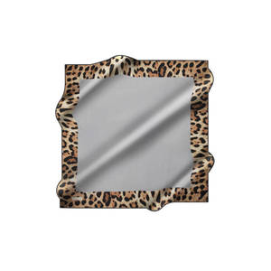Écharpe carrée en crêpe satiné à imprimé léopard Pierre Cardin 90x90 - Product Image 1
