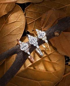 แหวนเงินแท้ 925 ชุบทอง 14K ประดับเพชรโมอิสซาไนต์ทรงรี แบบคลาสสิก ตัวเรือนแบบหนามเตย รับรองโดยผู้ตรวจสอบอิสระ - Product Image 1