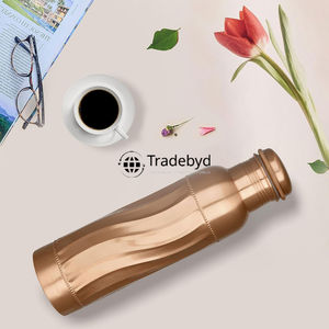 Botella de cobre reutilizable hecha a mano para pureza y sostenibilidad perfecta para regalar por Tradebyd - Product Image 5