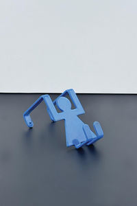 מתלה יחיד רב תכליתי לגברים/נשים, דביק, מתקפל, לתלייה מאחורי דלת ארון עם ווים ניתנים להסרה. - Product Image 2