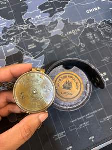 Kelvin & Hughes 100 año Calander cita latón Premium náutico latón brújula con cadena de cuero en regalo hecho a mano antiguo - Product Image 2