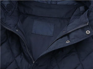 Veste matelassée à capuche pour hommes, vente en gros, vêtements d'extérieur décontractés pour hommes, veste matelassée en polyester coupe-vent et chaude avec fermeture à boutons-pression - Product Image 5