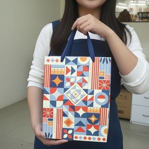 Sac fourre-tout de luxe en papier d'art de haute qualité - Personnalisé pour les marques de mode et de style de vie, biodégradable et écologique, emballage cadeau - Product Image 2