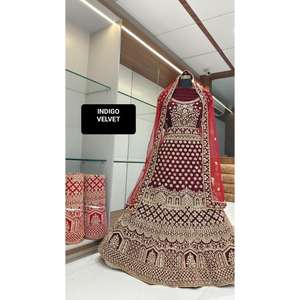 Ropa nupcial Lehenga Choli de terciopelo granate con lentejuelas Zari y bordado de piedra para grandes ocasiones - Product Image 4