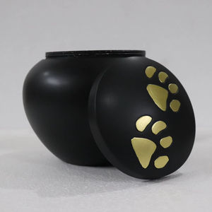 Urne funéraire artistique noire et dorée avec des pattes de chat endormies pour un hommage doux à un animal de compagnie - Product Image 1