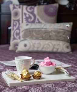 ถาดหินอ่อนสีขาวทันสมัยสั่งทำพิเศษ พร้อมหูจับรูปใบไม้สุดหรู ตกแต่งด้วยทองและเงิน  ผู้ขายออนไลน์สำหรับเทศกาลรอมฎอน - Product Image 4