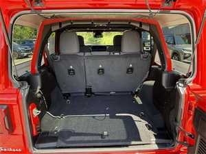 Jeep Wrangler 4 portes 2024, SUV 4x4, conduite à gauche, intérieur foncé, pneus R18, sièges en tissu, phares LED automatiques - Product Image 5