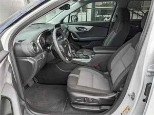 Chevrolet Blazer 2LT FWD 2024 d'occasion, sièges en cuir, caméra de recul, conduite à gauche, normes d'émission Euro IV, phares au xénon, écran tactile - Product Image 4