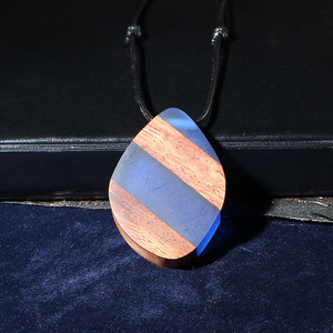 Déclaration de Offre Spéciale Collier pendentif en bois de résine aspect froid avec chaîne noire avec diamant et perle de style religieux - Product Image 2