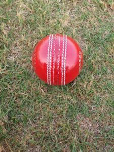 Balón de Críquet de Cuero Rojo Kookaburra de 156 g, Cosido a Máquina, Alta Calidad, JAWAS SPORTS, Logotipo Personalizado, Duradero, Uso Profesional en Partidos - Product Image 6