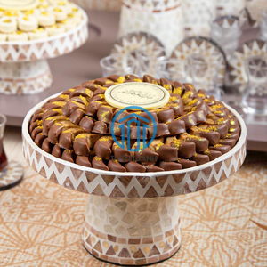 Lujoso arreglo de chocolate en pedestal de mosaico Elegante exhibición de chocolate para Ramadán y celebraciones - Product Image 1