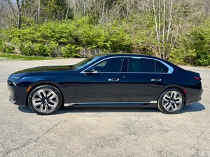 Listo para Enviar: BMW i7 eDrive50 2025 con Paquete Ejecutivo, Composición Individual BMW + Conductor, 3 Años de Garantía, Título Limpio - Product Image 3
