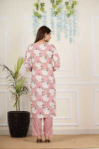 Conjunto de Kurta Recta de Algodón Cambray con Estampado Floral de Melocotón para Mujer, con Cuello en V, Adorno de Espejo y Mangas 3/4, Estilo con Pantalón y Dupatta - Product Image 4